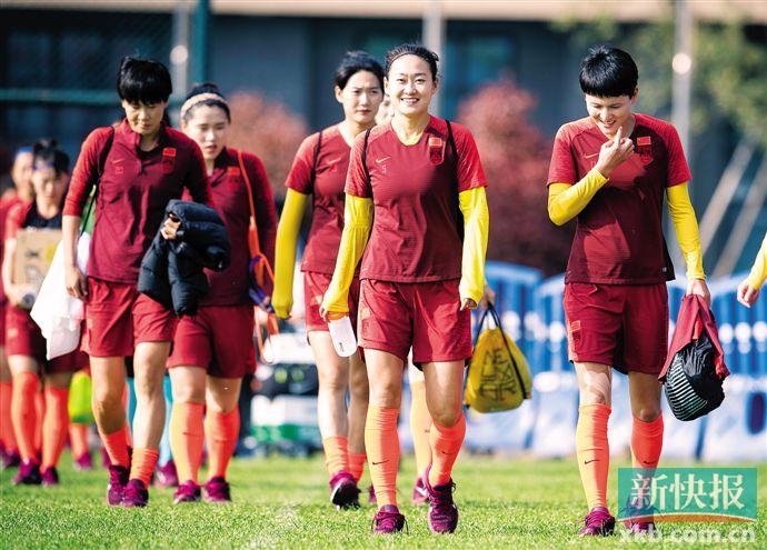 俄罗斯女足备战决赛，教练组调整战术布局的简单介绍