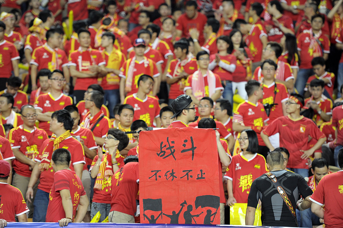 国际赛场精彩纷呈，中国队取得胜利赞誉